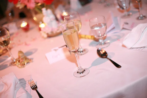 Elegante mesa de banquete preparada para conferencias o fiestas y decoración — Foto de Stock