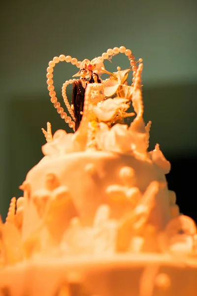 El pastel de bodas fue ligero en la ceremonia. . — Foto de Stock