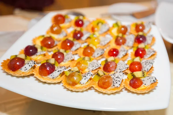 Décorer desserts a été préparé pour la fête de mariage . — Photo