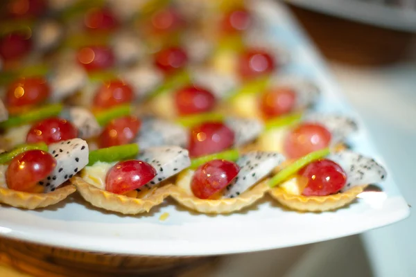 Dekorera desserter förbereddes för bröllopsfest. — Stockfoto