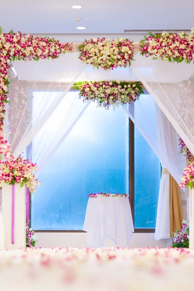 Bela cerimônia de casamento design elementos de decoração com arco , Imagens Royalty-Free