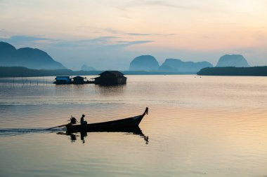 balıkçı teknesi denize Ban Sam Chong Tai, Phang Nga, Tayland.