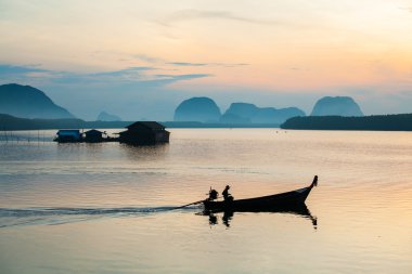 balıkçı teknesi denize Ban Sam Chong Tai, Phang Nga, Tayland.
