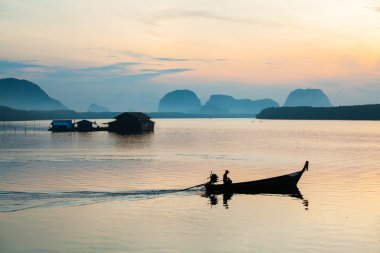 balıkçı teknesi denize Ban Sam Chong Tai, Phang Nga, Tayland.