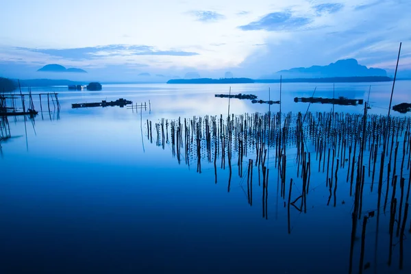 Wczesnym rankiem w Sam Ban Chong Tai, Phang Nga, Tajlandia — Zdjęcie stockowe