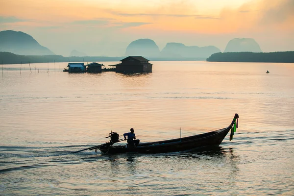 Balıkçı Teknesi Denize Ban Sam Chong Tai Phang Nga Tayland — Stok fotoğraf