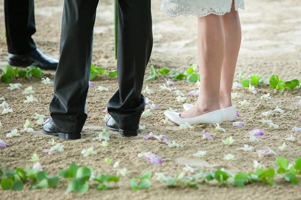 Paar benen op het strand — Stockfoto