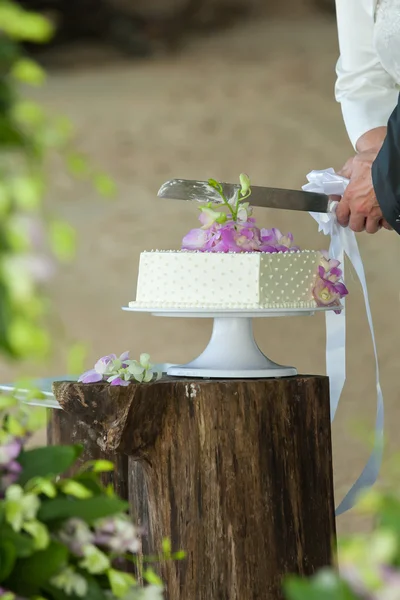 Крупным планом в середине свадебного торта . — стоковое фото