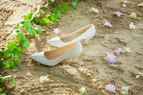 Brudkläder skor på vänster sanden i en beach bröllopsfest — Stockfoto