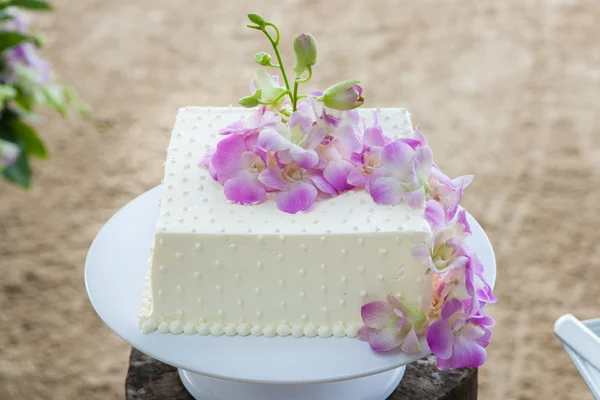 Installation de gâteau de mariage sur la plage — Photo