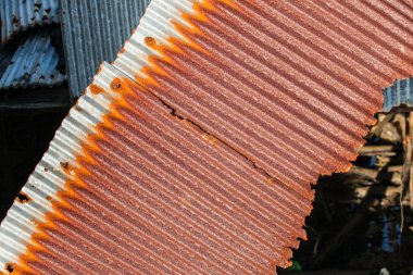 Paslı eski oluklu demir veya galvanizli demir amaç