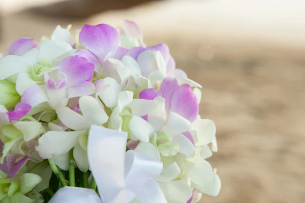 Svatební kytice nastavení na pláži — Stock fotografie