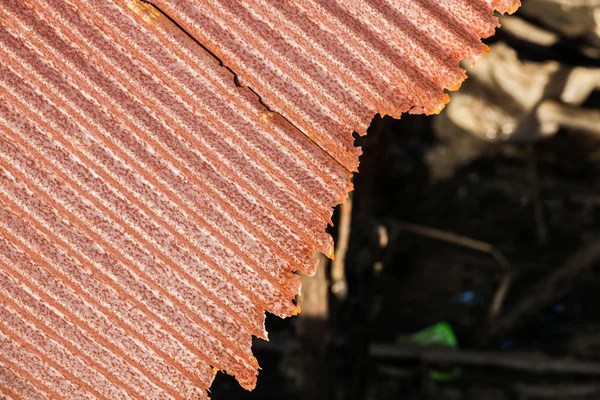 Rusty hierro corrugado viejo o fondo de hierro galvanizado — Foto de Stock