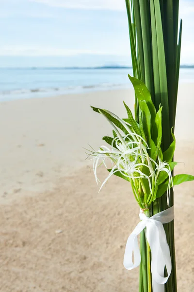 Floral regeling op het strand. — Stockfoto