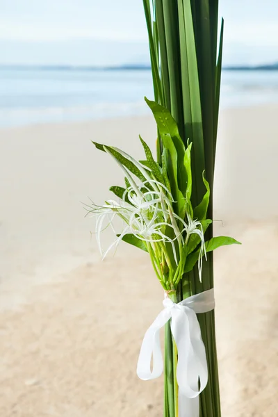 Floral regeling op het strand. — Stockfoto