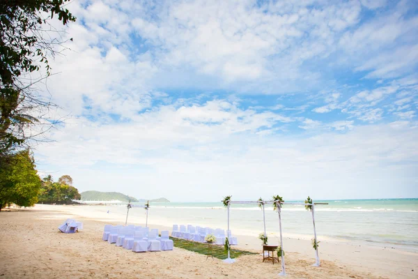 Arco de casamento bonito na praia na Tailândia — Fotografia de Stock