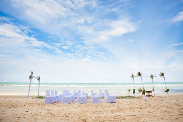 Bellissimo arco nuziale sulla spiaggia in Thailandia — Foto Stock