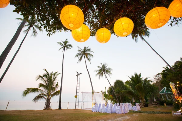 Mooie huwelijksboog op het strand in Thailand — Stockfoto