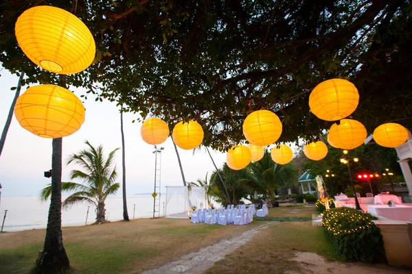 Arco de casamento bonito na praia na Tailândia — Fotografia de Stock