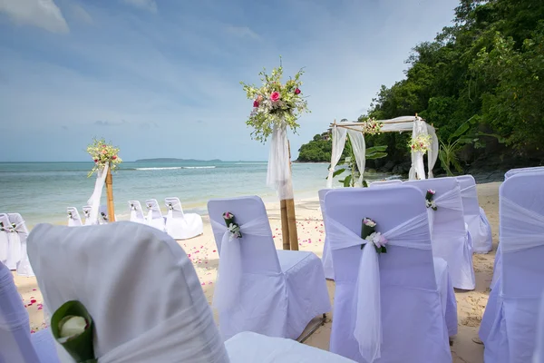 Красивая свадебная арка на пляже в Таиланде — стоковое фото