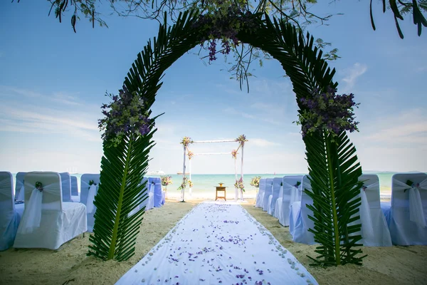 Arco de casamento bonito na praia na Tailândia — Fotografia de Stock