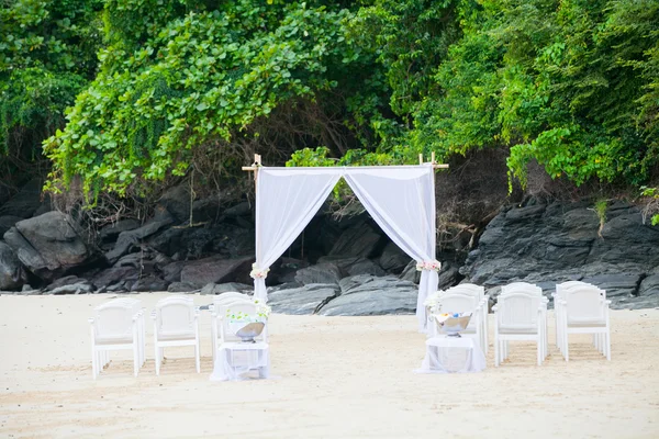 Arco de casamento bonito na praia na Tailândia — Fotografia de Stock