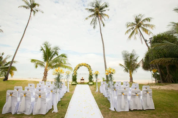 Hermoso arco de bodas en la playa de Tailandia — Foto de Stock