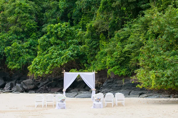 Arco de casamento bonito na praia na Tailândia — Fotografia de Stock