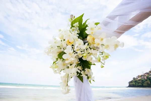 Bellissimo arco nuziale sulla spiaggia in Thailandia — Foto Stock