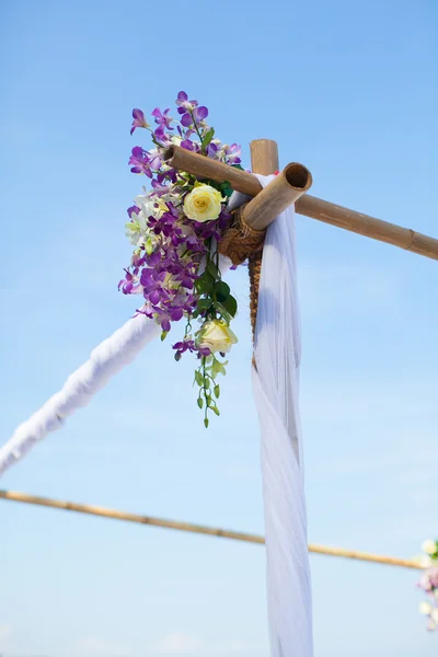 Arco de casamento bonito na praia na Tailândia — Fotografia de Stock