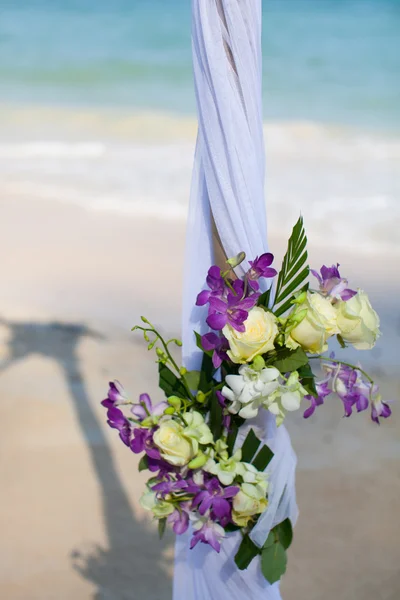 Hermoso arco de bodas en la playa de Tailandia — Foto de Stock