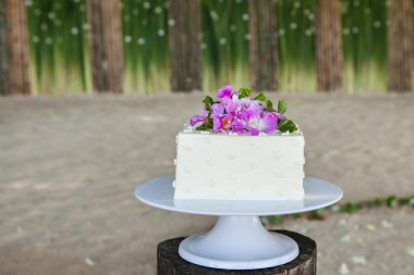 pastanın üstüne çiçekli