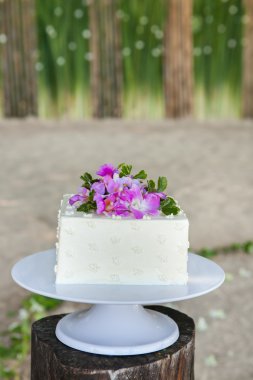 pastanın üstüne çiçekli