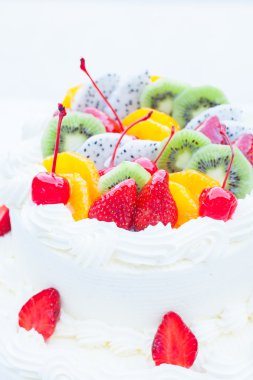 Beyaz düğün pastası meyve ile tepesinde. Seçici odak