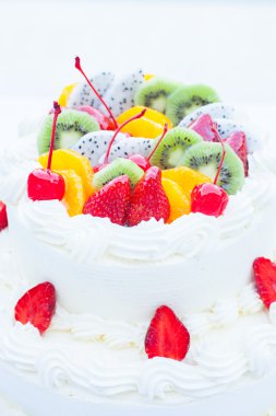 Beyaz düğün pastası meyve ile tepesinde. Seçici odak