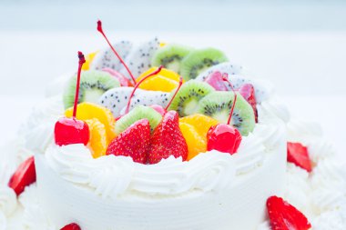 Beyaz düğün pastası meyve ile tepesinde. Seçici odak