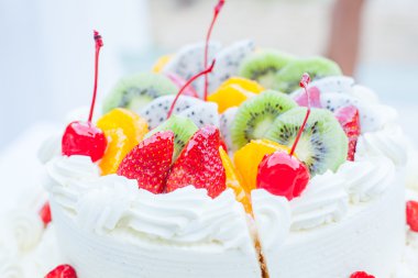 Beyaz düğün pastası meyve ile tepesinde. Seçici odak