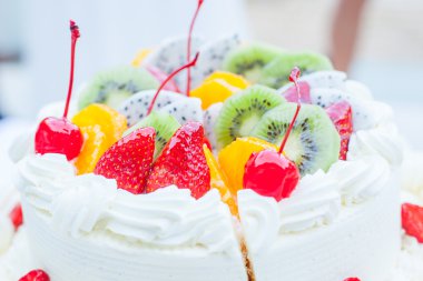 Beyaz düğün pastası meyve ile tepesinde. Seçici odak