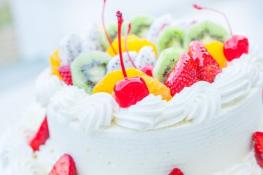 Beyaz düğün pastası meyve ile tepesinde. Seçici odak