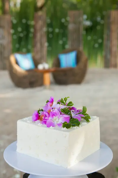 Pastel de boda con flores en la parte superior — Foto de Stock