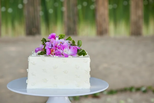 Bryllup kage med blomster på toppen - Stock-foto