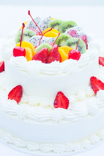 白いウエディング ケーキは、フルーツをトッピングします。選択と集中 — ストック写真