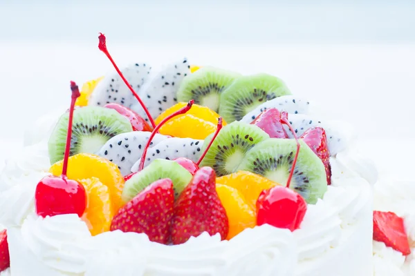 Weiße Hochzeitstorte garniert mit Früchten. Selektiver Fokus — Stockfoto