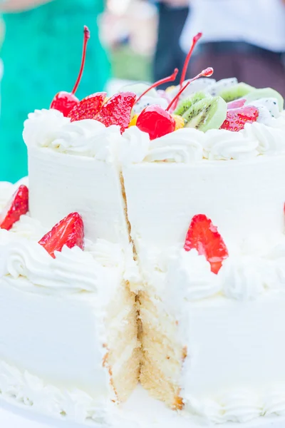 White wedding cake topped with fruit. Selective focus — Stock Photo, Image