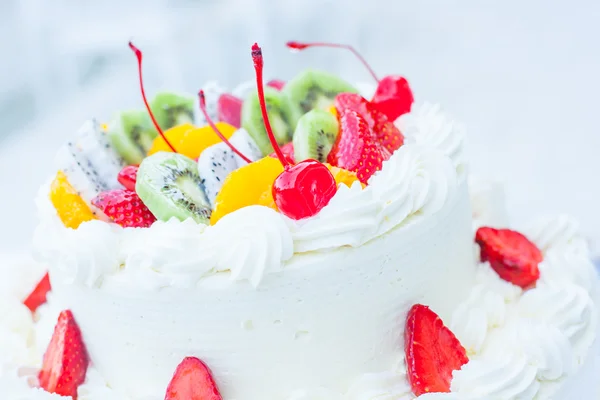 白いウエディング ケーキは、フルーツをトッピングします。選択と集中 — ストック写真