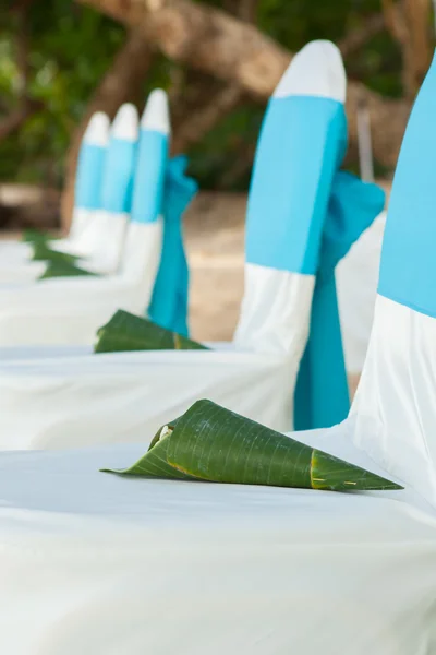 Blumenarrangements auf Stühlen bei einer Hochzeitszeremonie — Stockfoto