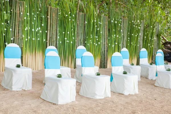 Arreglos florales ubicados en asientos en una ceremonia de boda — Foto de Stock