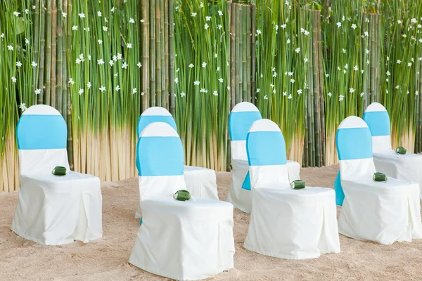 Arreglos florales ubicados en asientos en una ceremonia de boda —  Fotos de Stock