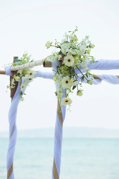 Mariage décoré sur la plage mariage installation — Photo