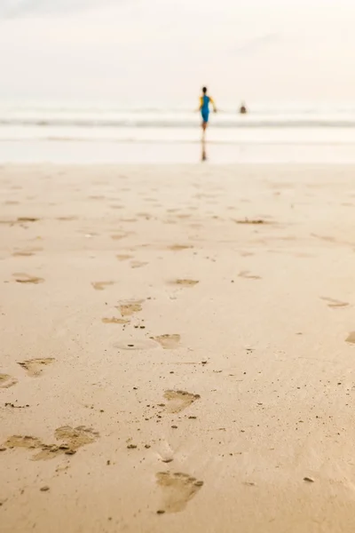 Pegadas na praia ao pôr-do-sol — Fotografia de Stock